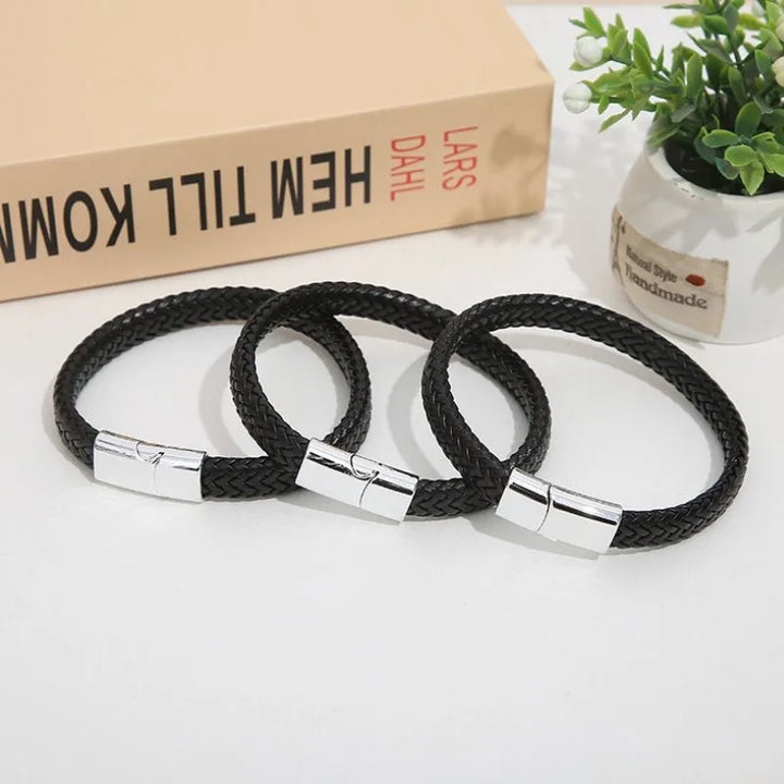 Bransoletka smart i kabel USB moc na nadgarstku