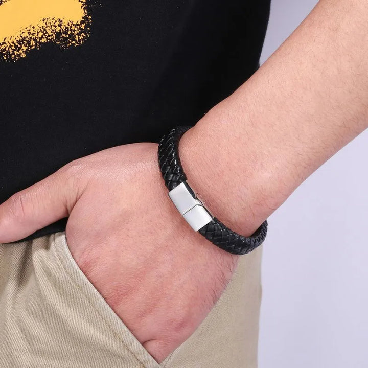 Bransoletka smart i kabel USB moc na nadgarstku