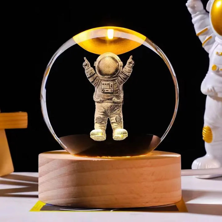 Szklana kula z astronautą