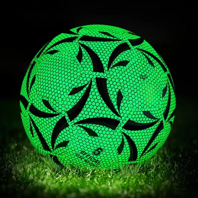 fluorescencyjna-pilka-nozna-swiecaca-w-ciemnosci