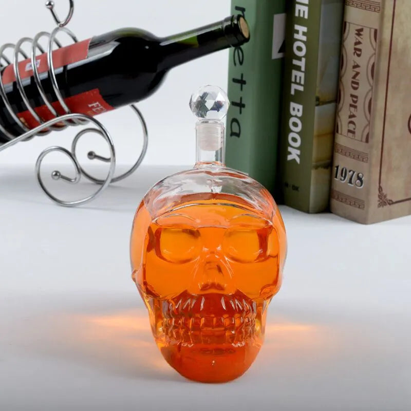Karafka ze szkła w kształcie czaszki