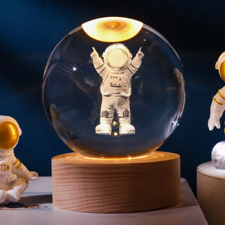 Szklana kula z astronautą