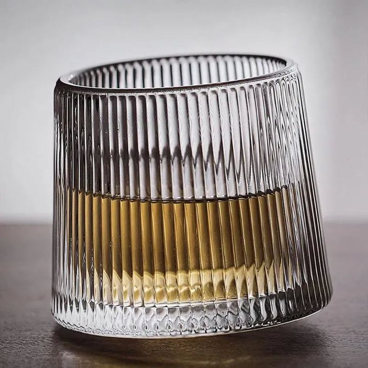 Ein Glas Rotating Vertical Whisky