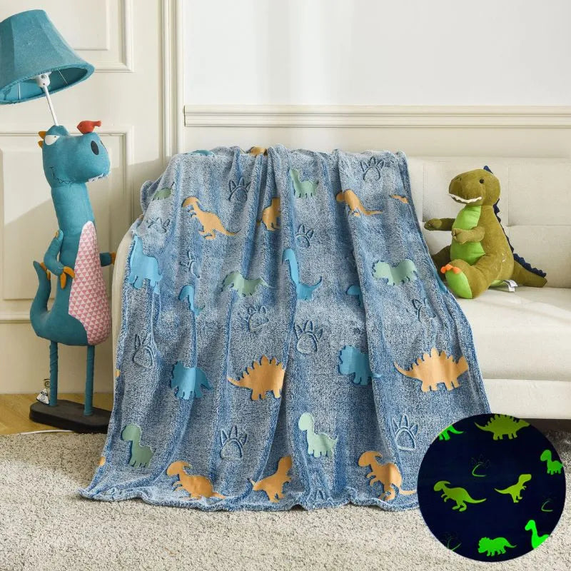 koc-swiecacy-w-ciemnosci-z-dinozaurami-flanela-130-x-150-cm