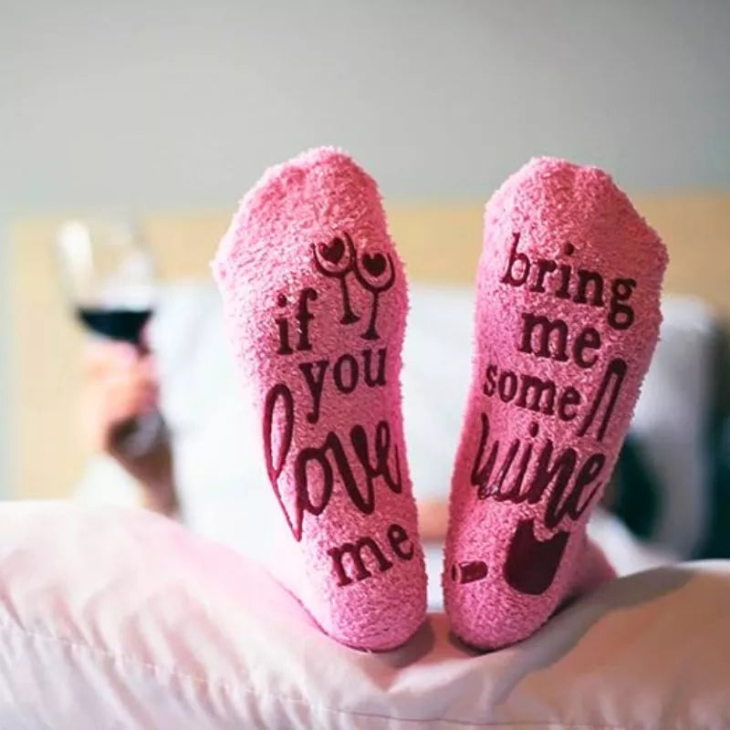 zabawne-skarpetki-if-you-love-me-bring-me-wine-babeczki-rozowe  